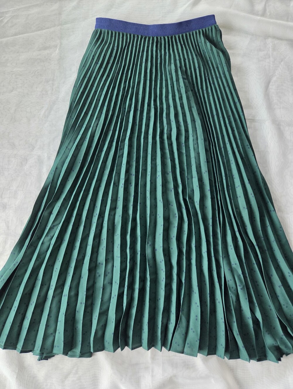 Uniqlo Green Pleated Midi Skirt with Blue Polka Dots And Blue Waistband